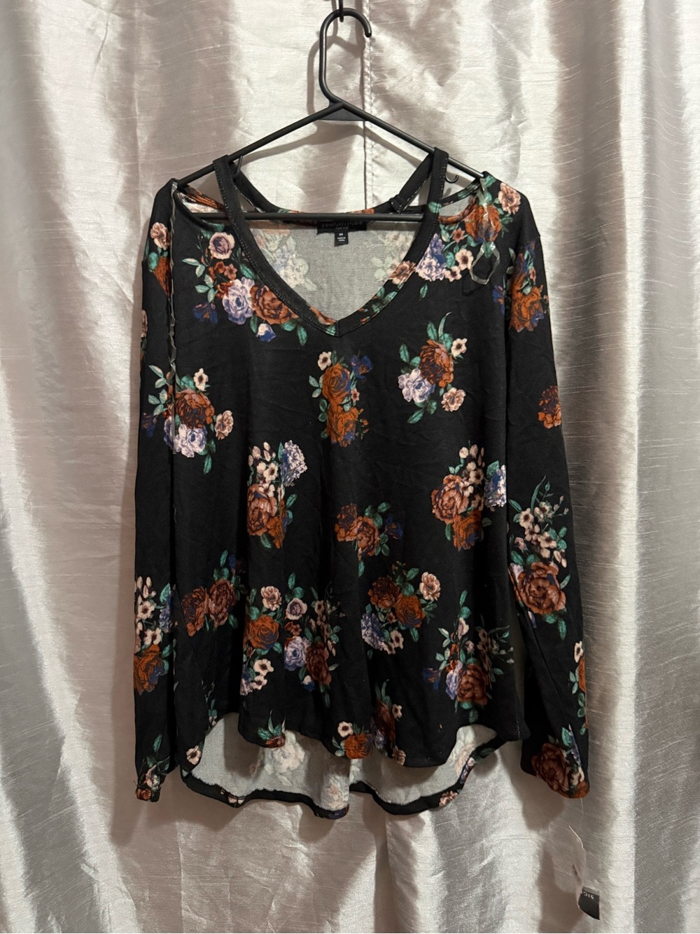 Signature Studio Black Floral V-Neck Long Sleeve Top